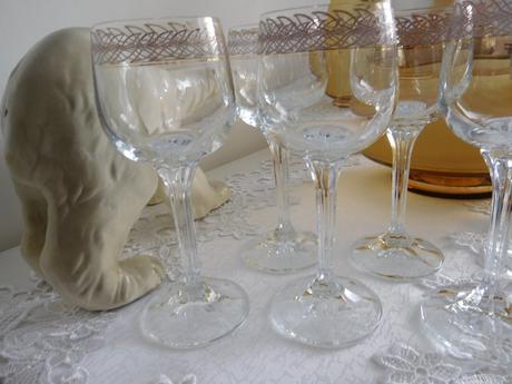 Sklo hnedasté, poháre na nožičke,poháre na limonád,