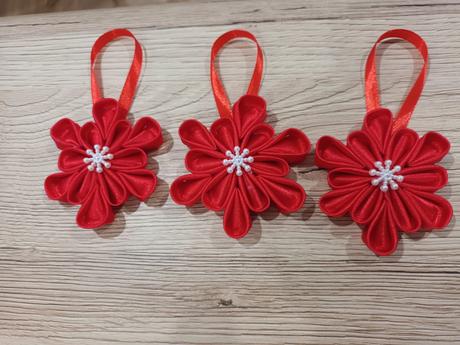 Červené a biele hviezdy na stromček,