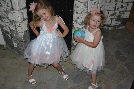 Prekrasne biele satenove saty s tylom a lupienkami, 110