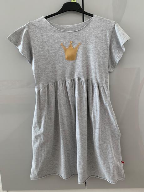 Pískacie šaty, 146