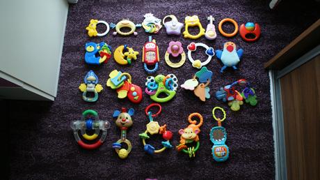 Mix roznych hraciek 1 - hrkalky fp a i. aj po kuse,