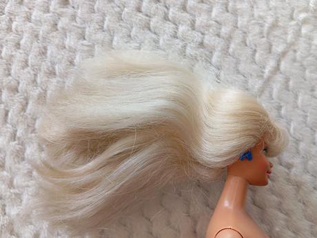 Retro barbie s náušnicami, 