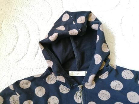 Bodkovana mikina, 158