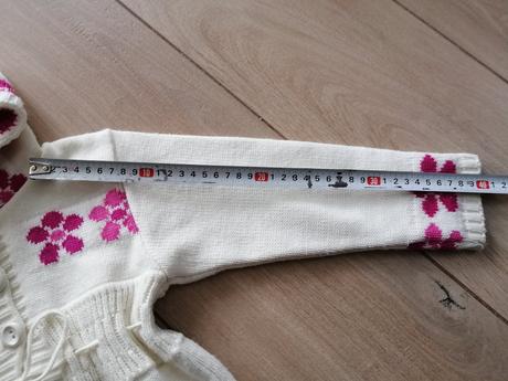 Svetrík s brmbolcami, 98