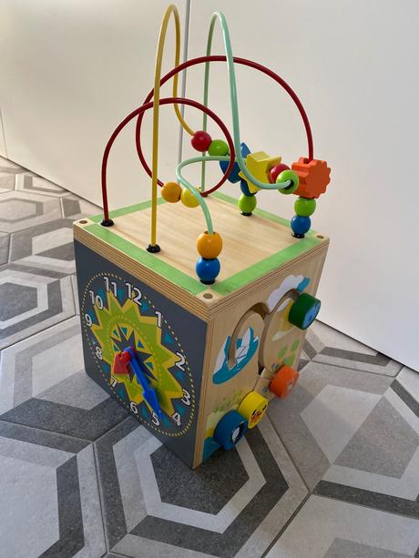 Multifunkcna drevena kocka na motoriku,