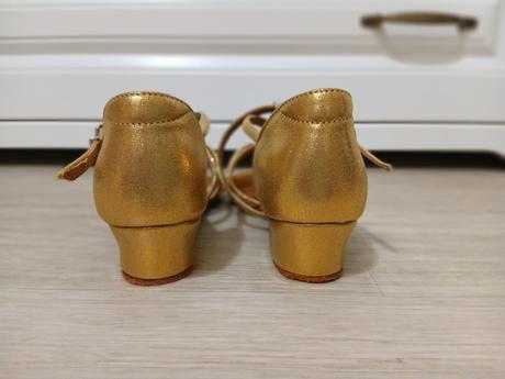 Tanečné topánky, 36