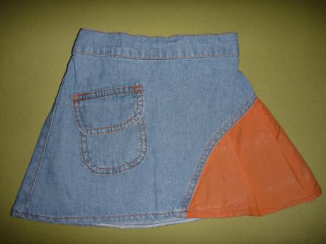 Tenka letna svetlomodra riflova suknicka s volanom, 80