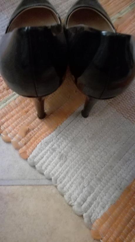 Čierne lodičky, 40