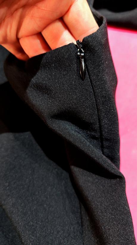 Malé čierne šaty, xs