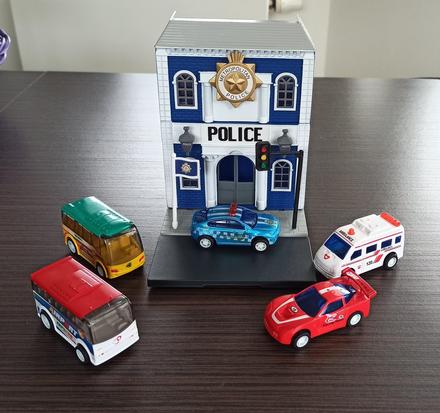 Policajná stanica a 5 áut, 