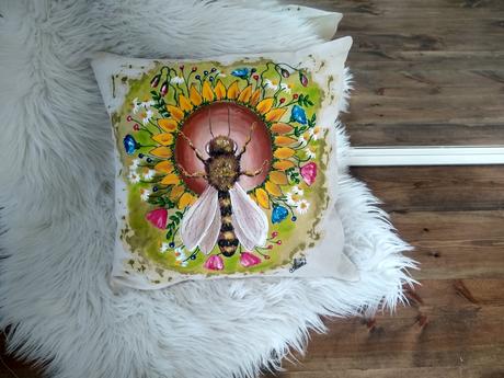 Maľovaný vankúš včela, 