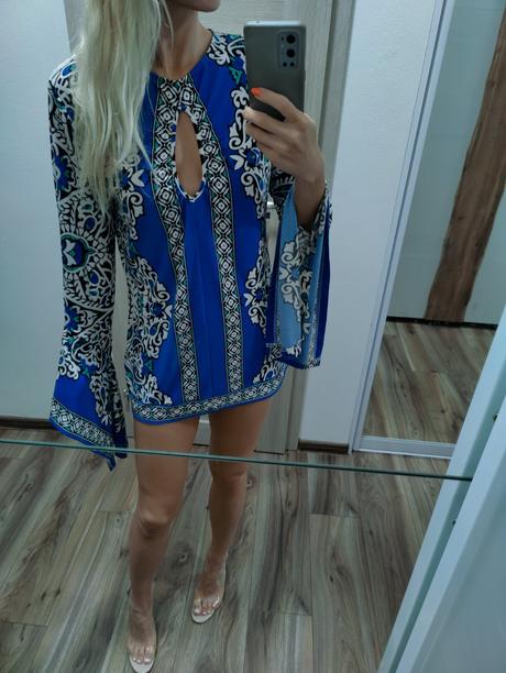 Šaty s voncovými rukávmi, s