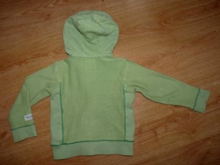 S kapucou a napisom, 104