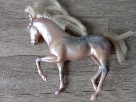 Bábika, dieťa a dva kone, 