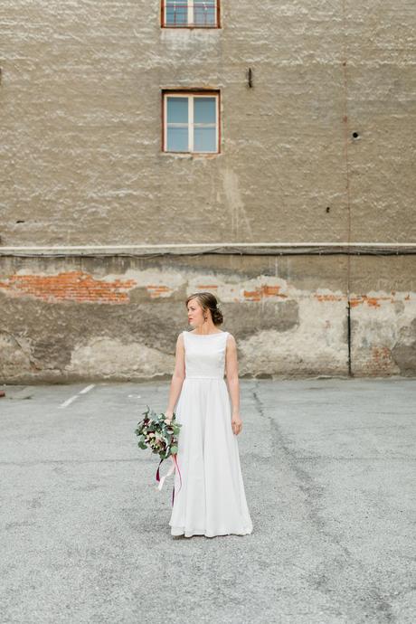 Svadobné šaty s výstrihom na chrbte, 38