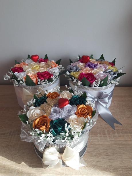 Boxíky plné saténových ruží, 