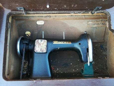 Predám starý šijací stroj minerva 122, 