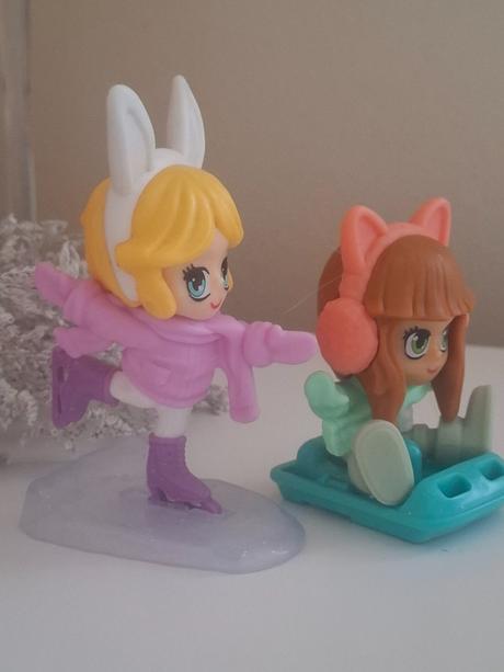 Bábika na korčuliach a na sánkach,