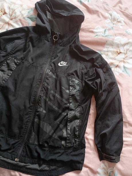 Čierna tenká vetrovka nike č.152/158, nike,152
