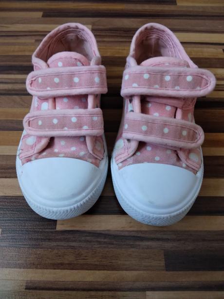 Plátené tenisky, 25