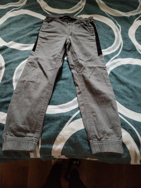 Nohavice pre chlapca, 122