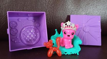 Narodeninový barbie psík v darčekovej krabičke,