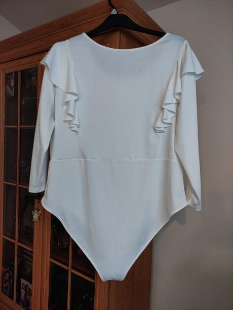 Krásne body s volánikmi, 46