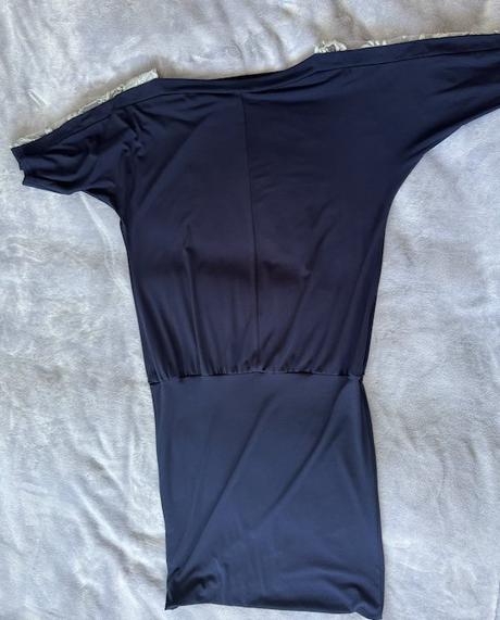 Omega modré šaty s netopierími rukávmi, s