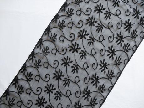 Tenký priesvitný šál s výšivkou,