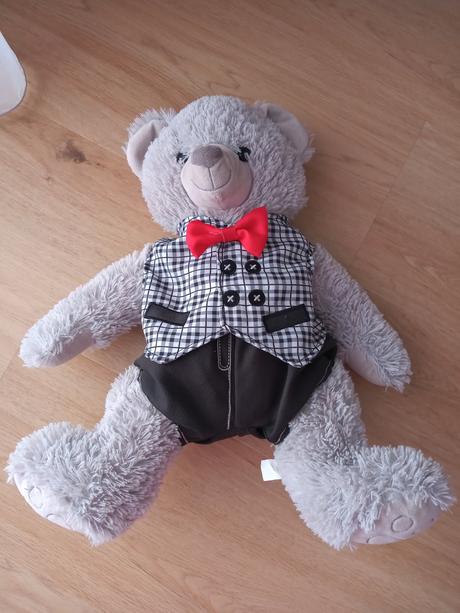 Plyšový macko v obleku, 