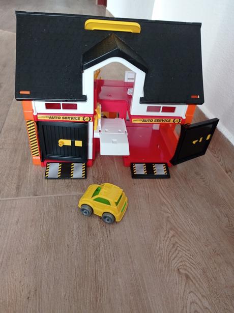 Poschodová autoopravovňa s výťahom a kladkou, 