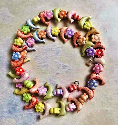 Náramok s delfínikmi, 