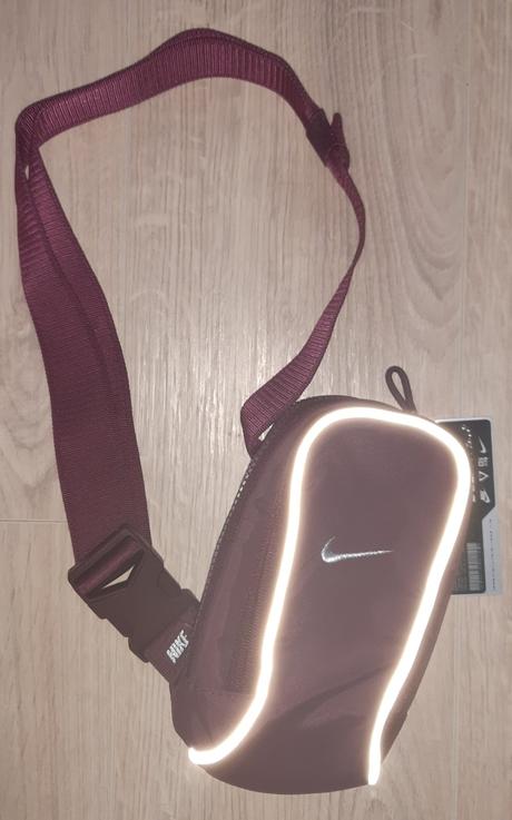 Taštička nike, nike