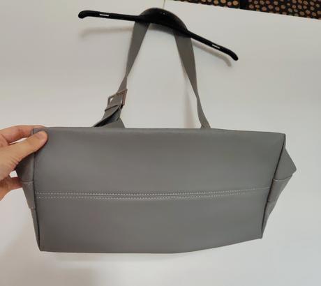 Väčšia sivá kabelka gate, gate