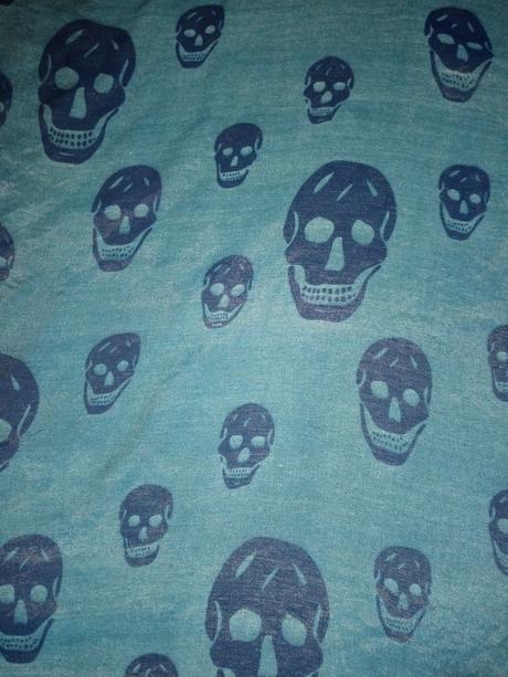 Šatka s lebkami, m