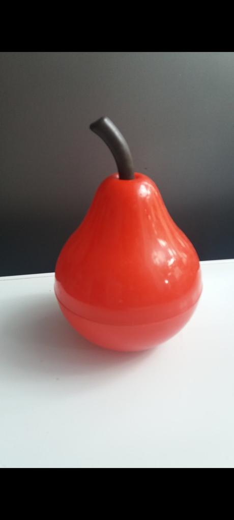 Retro červená hruska, 