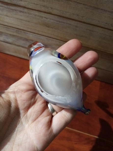 Sklenená stará soška a zároveň malá miska labute,