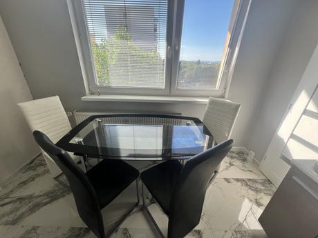 Stôl + 4 stoličky, 