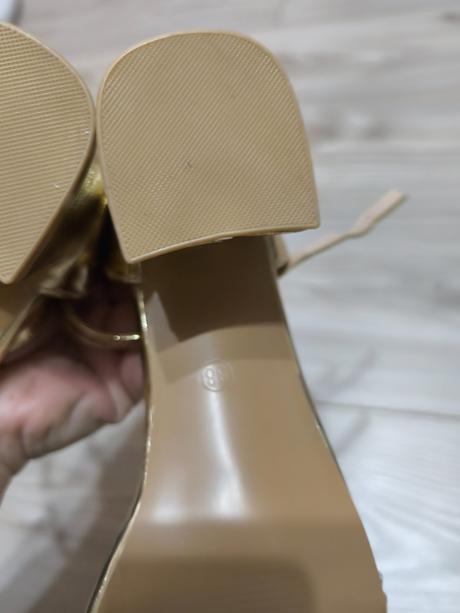 Zlaté sandálky, 39