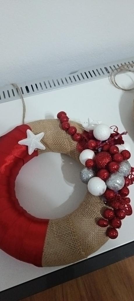 Vianočný veniec s trblietavými doplnkami,