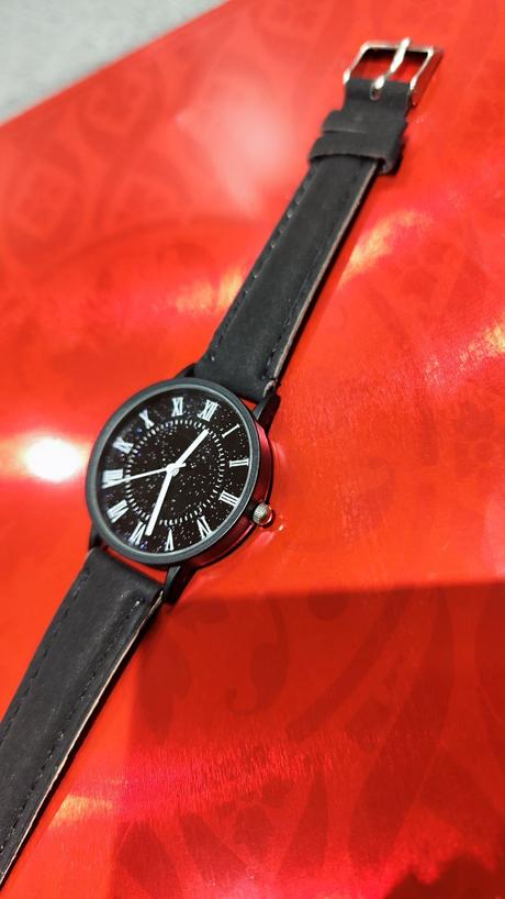 Hodinky s trblietavým ciferníkom,