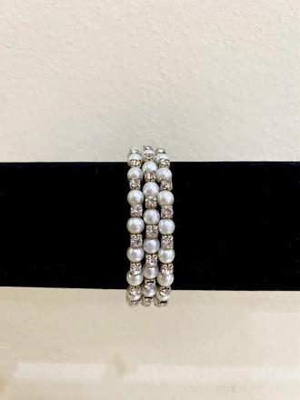Dámsky náramok kamienkami a malými perličkami,