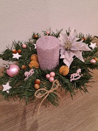 Vianočná dekorácia krásna ružová,