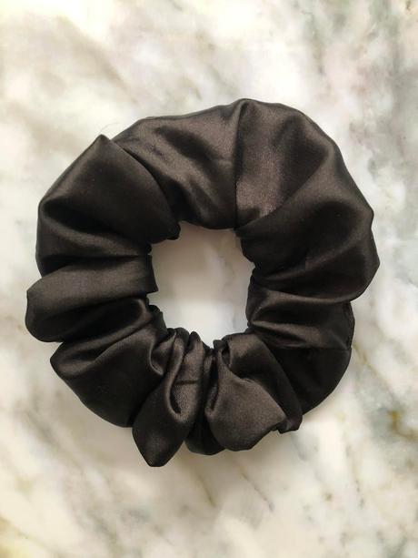 Saténová gumička scrunchie čierna, 