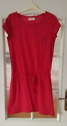 Červené šaty, s