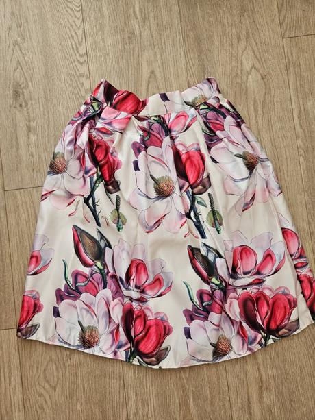 Krasna satenova midi sukna s magnoliami.nova, l / m / s