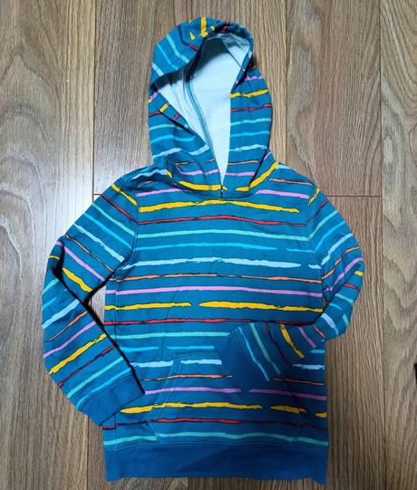 Príjemná mikina. 6-7 rokov, 128