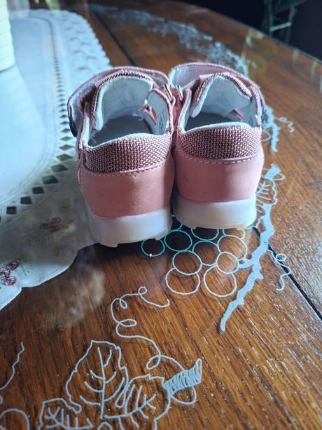 Dievčenské sandáliky, 20