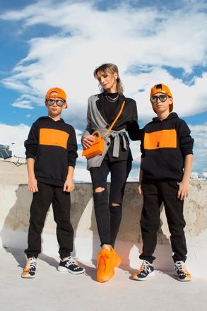 Mikina s neon oranžovým detailom, 140