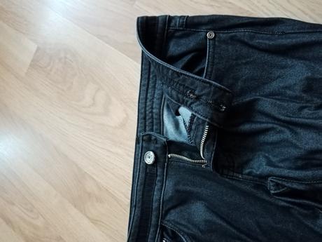 Džeginsy na zapínanie čierne, s